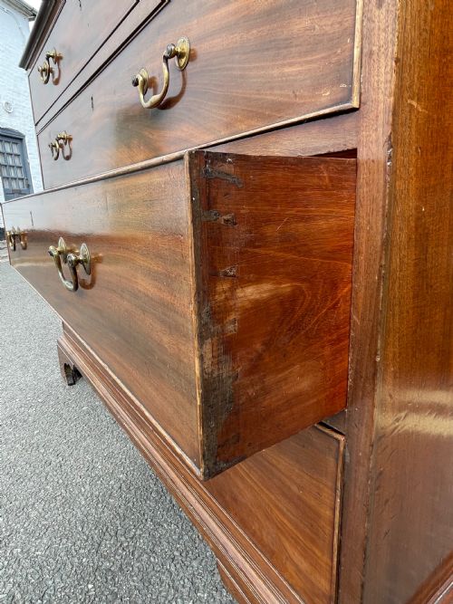 GEORGIAN MAHOGANY CHEST OF DRAWERS - ADDITIONAL PHOTO 4