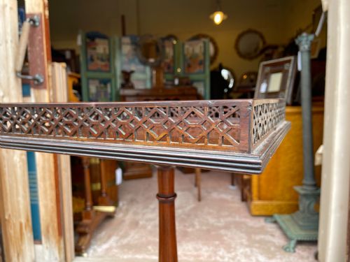 MAHOGANY PEDESTAL TABLE - ADDITIONAL PHOTO 1