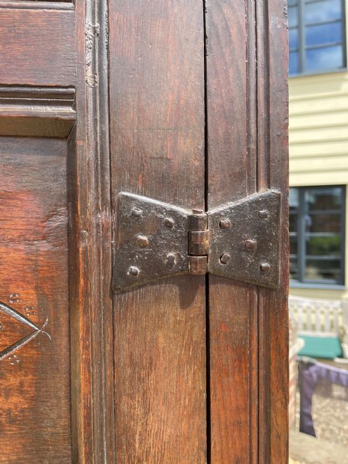 SEVENTEENTH CENTURY OAK CUPBOARD - ADDITIONAL PHOTO 5