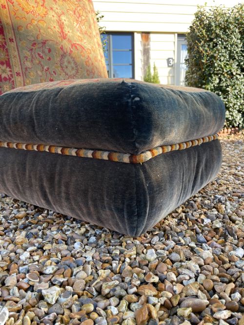 CARPET AND VELVET CHAIR - ADDITIONAL PHOTO 3