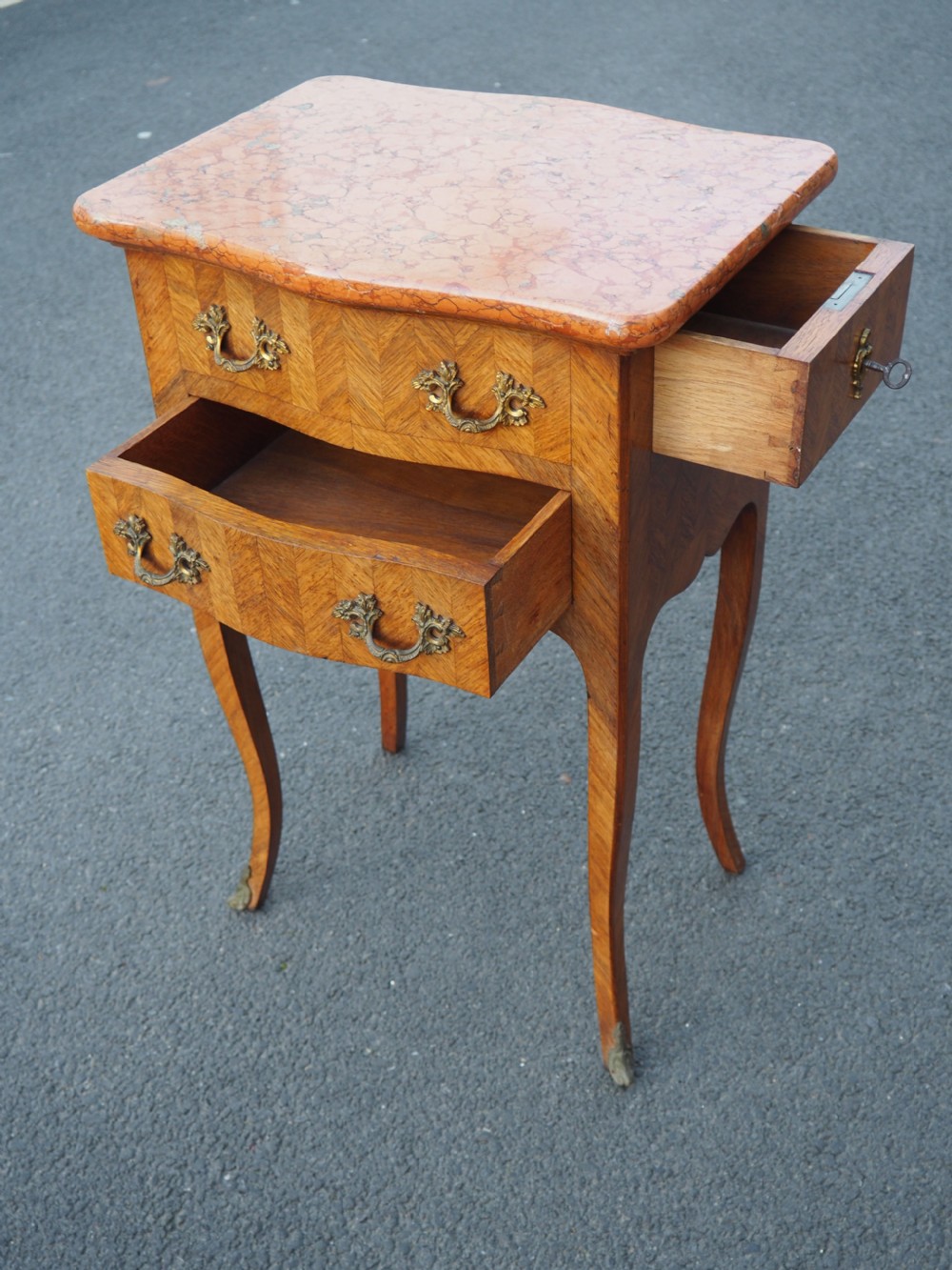 Continental bedside chest View V