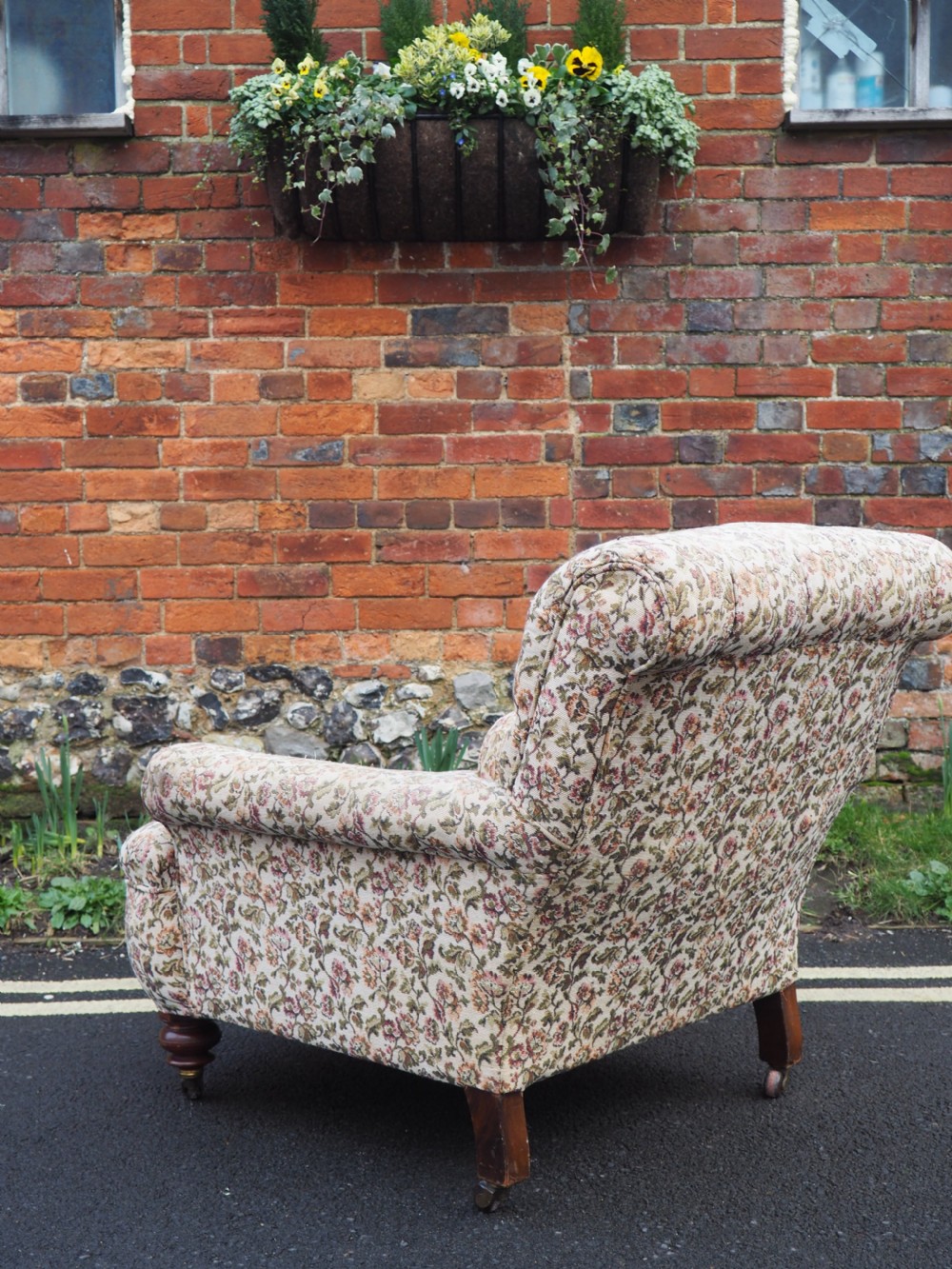 Deep seated armchair View V