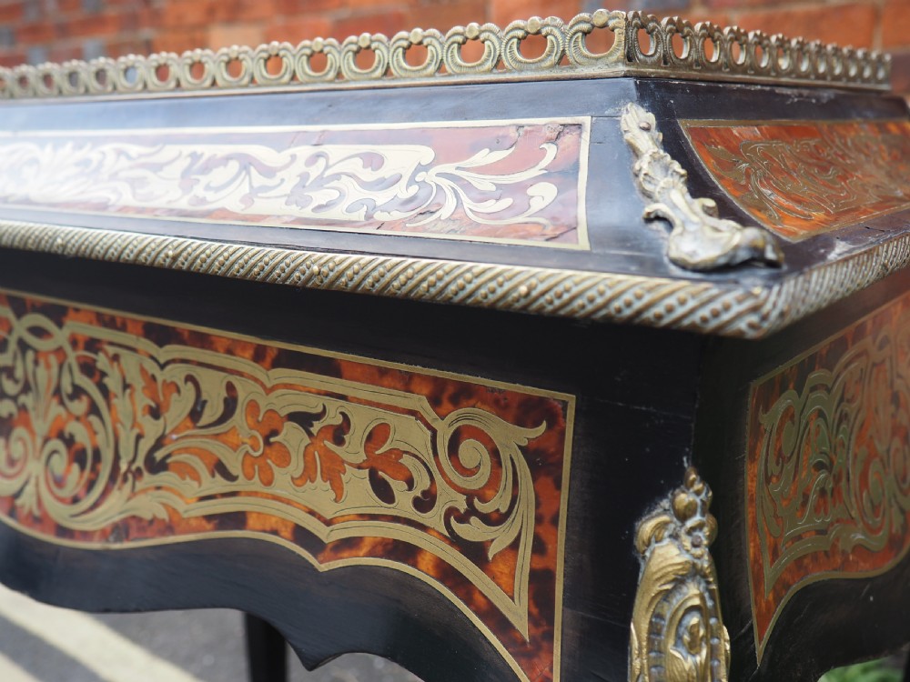 Boulle jardiniere View III