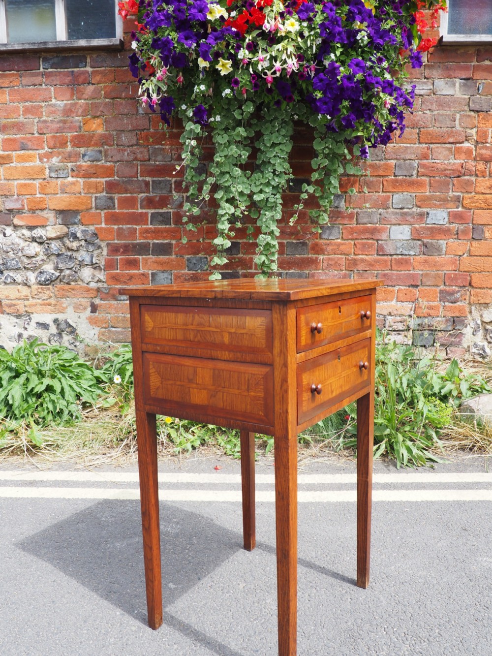 Small Nineteenth century table View V