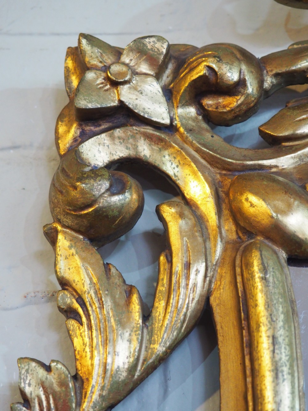 Carved giltwood mirror View V