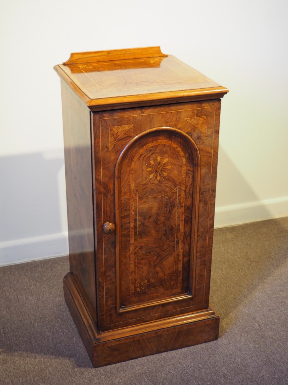Victorian figured Walnut bedside cupboard