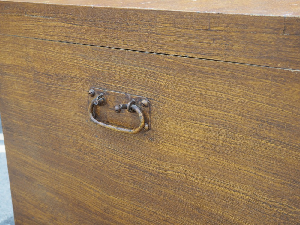 Scumble painted chest View II
