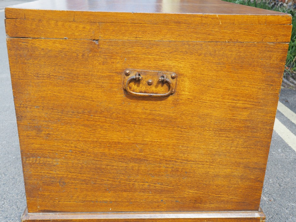 Scumble painted chest View V
