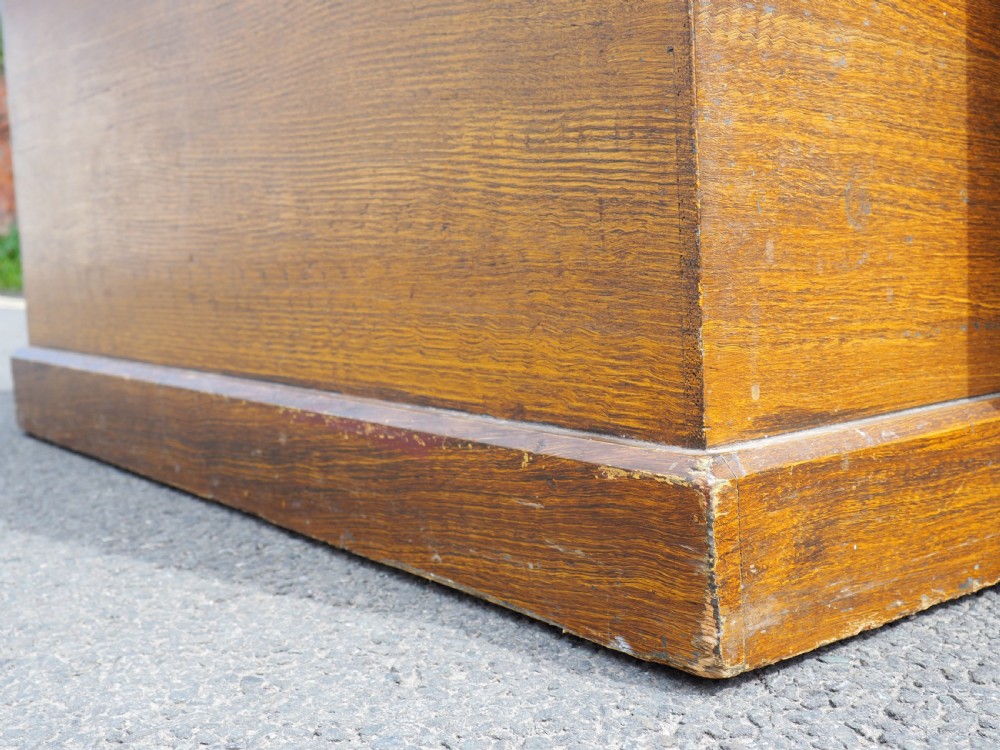 Scumble painted chest View IX