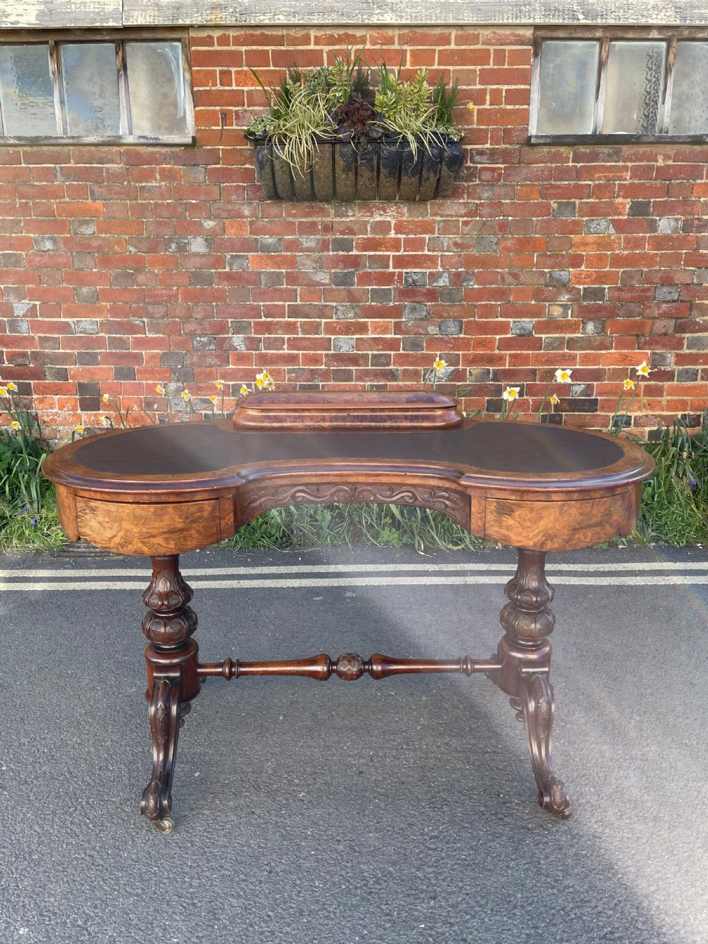Victorian walnut kidney shaped desk 