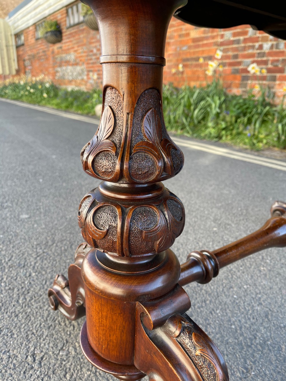 Victorian walnut kidney shaped desk  View VII