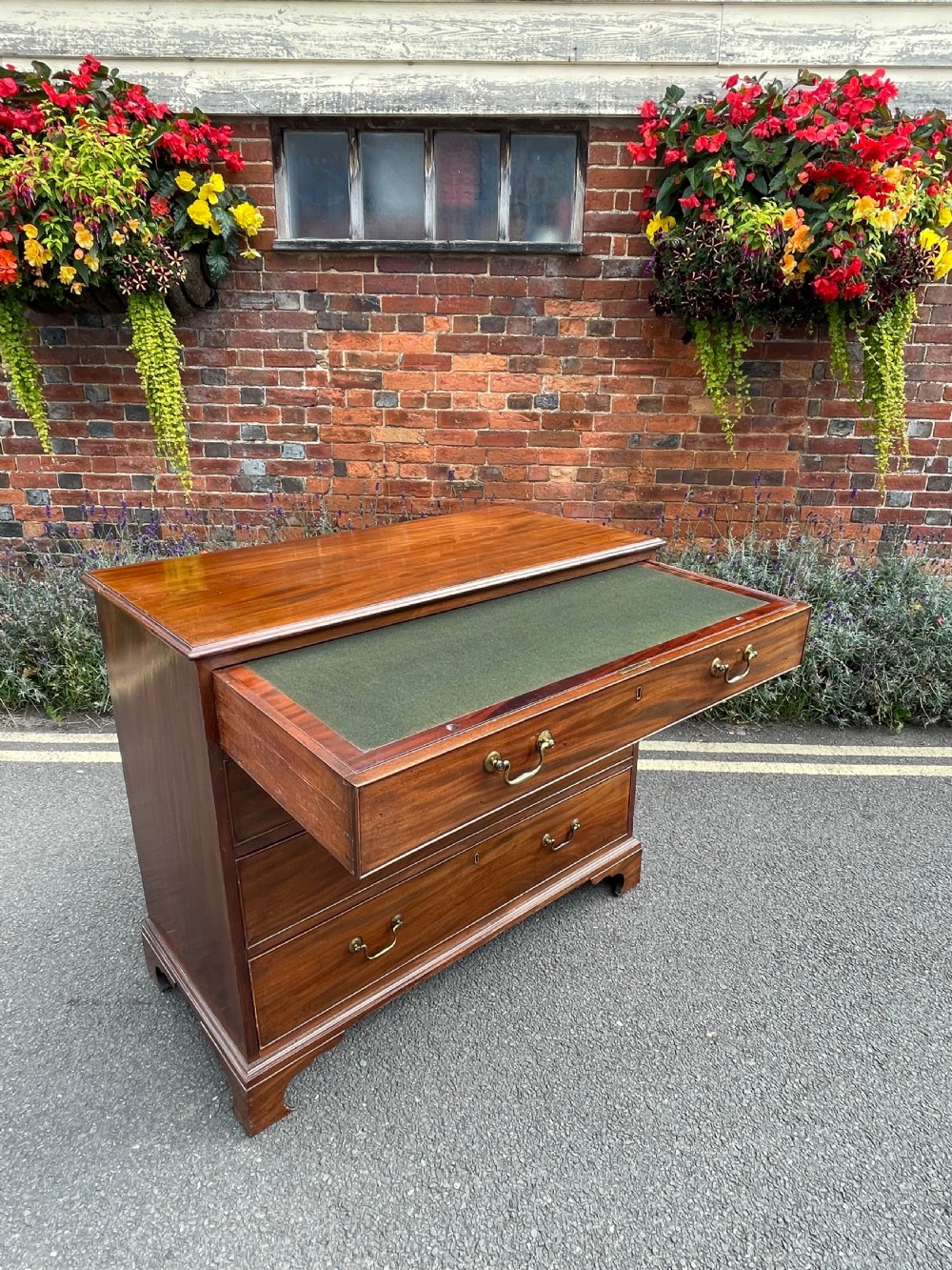 Georgian Mahogany chest of drawers  View III
