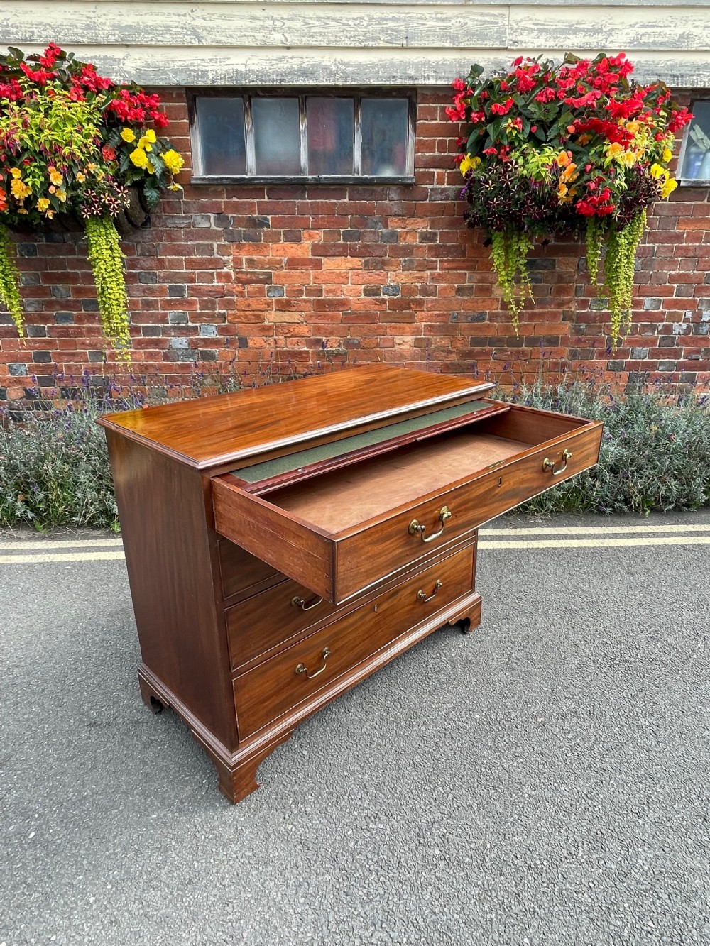 Georgian Mahogany chest of drawers  View IV