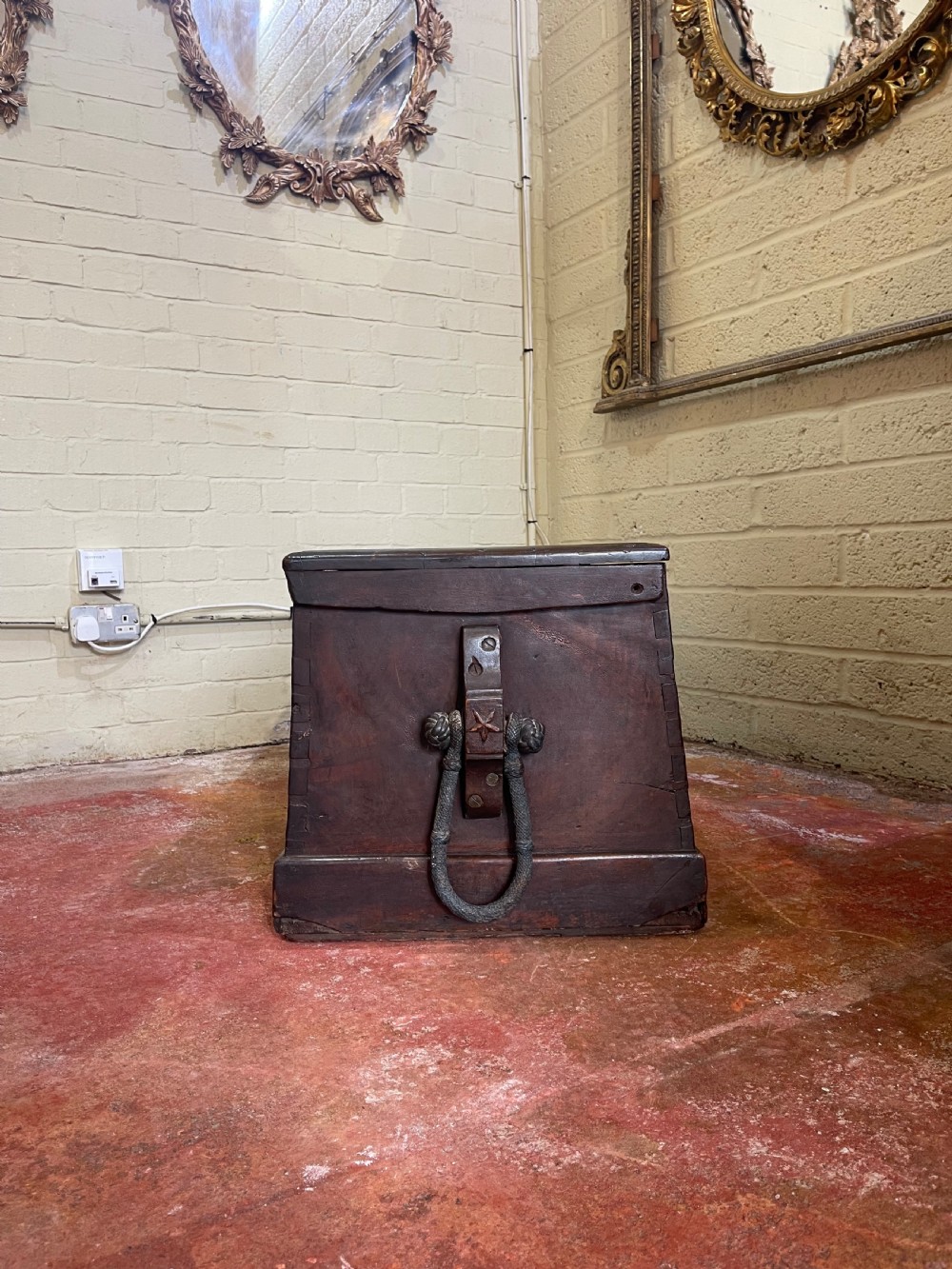 Camphorwood seamans chest View VI