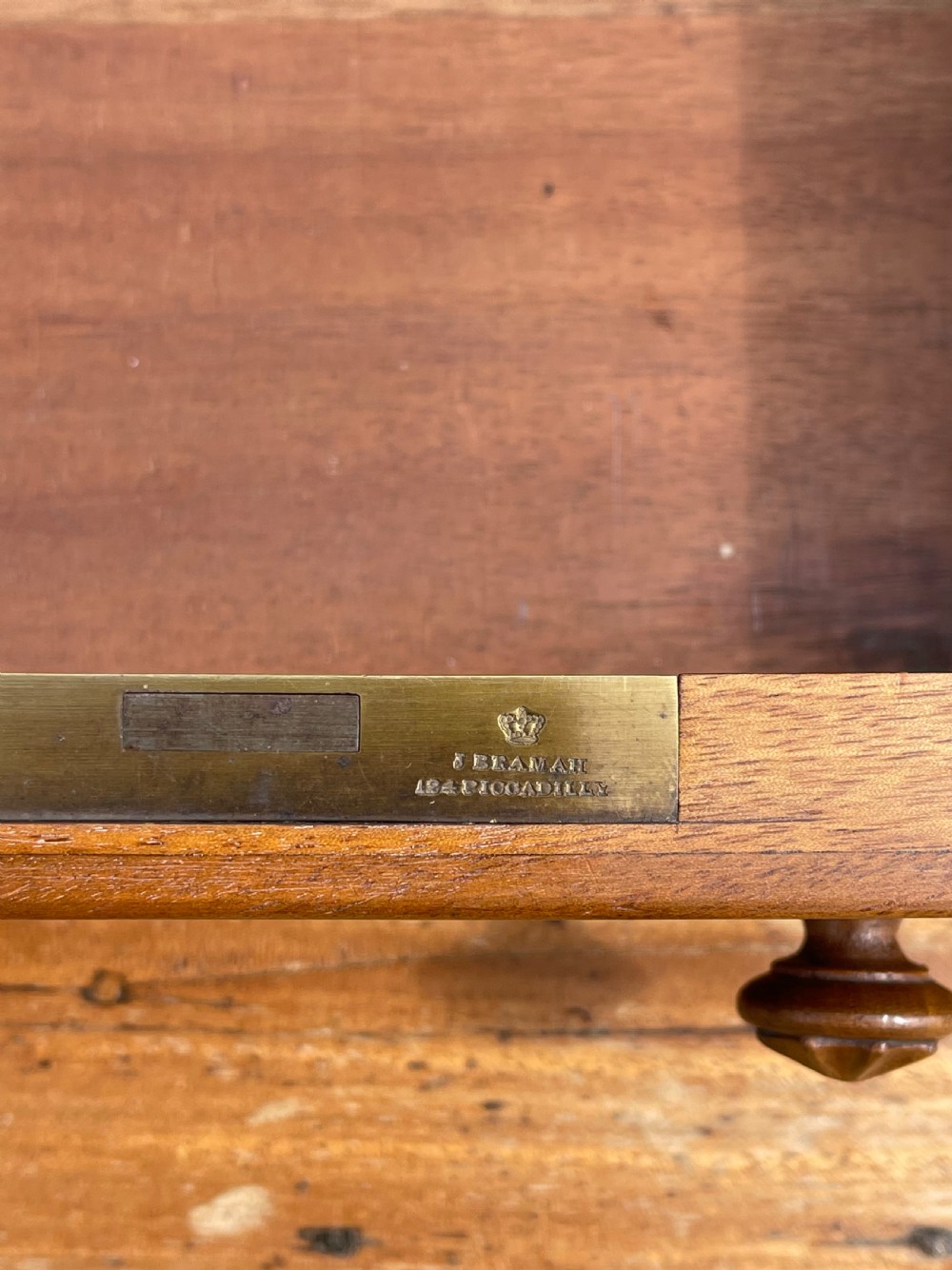 Fine walnut cylinder bureau  View VII