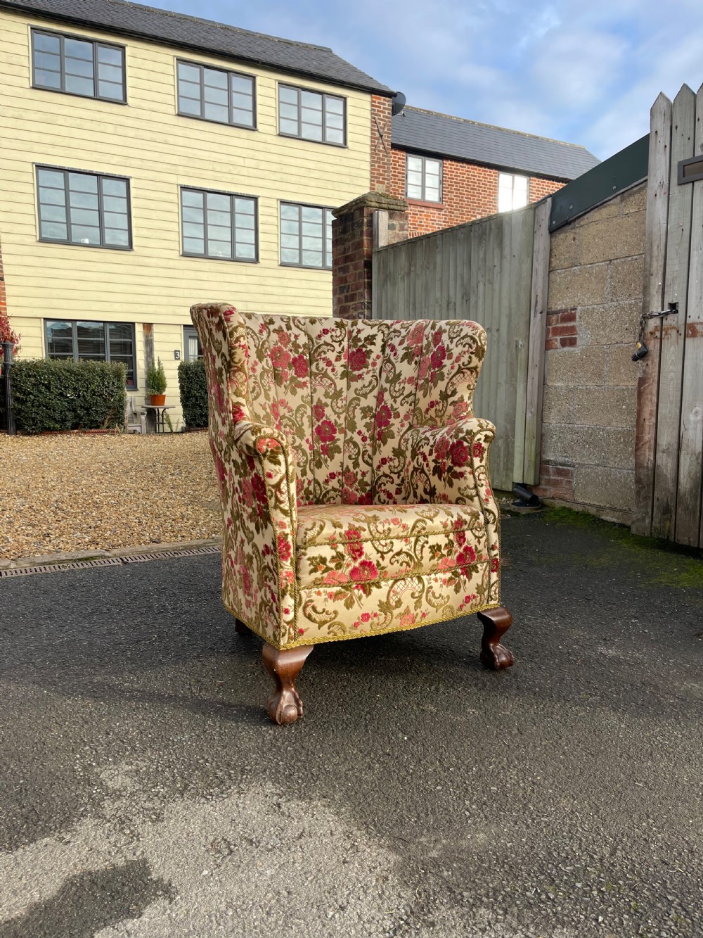 Barrel back armchair 