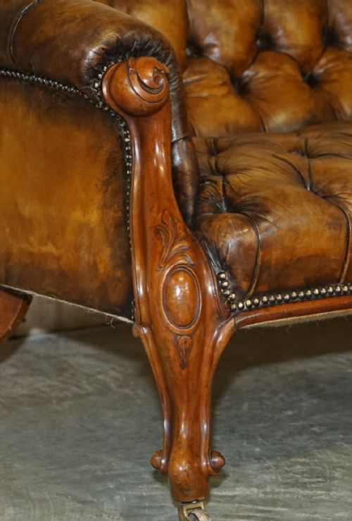ANTIQUE VICTORIAN 1860 SHOW FRAME CARVED WALNUT CHESTERFIELD BROWN LEATHER SOFA - ADDITIONAL PHOTO 5