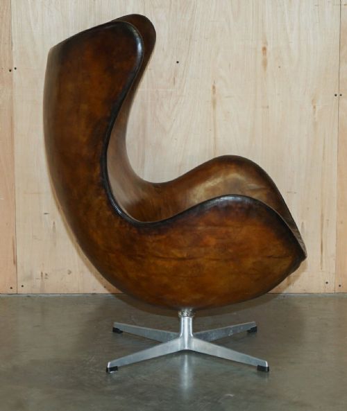 ORIGINAL FULLY RESTORED 1965 FRITZ HANSEN EGG CHAIR FOOTSTOOL IN BROWN LEATHER - ADDITIONAL PHOTO 10