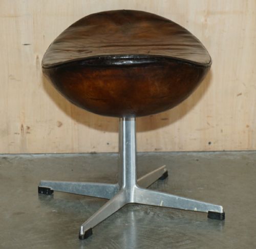 ORIGINAL FULLY RESTORED 1965 FRITZ HANSEN EGG CHAIR FOOTSTOOL IN BROWN LEATHER - ADDITIONAL PHOTO 16