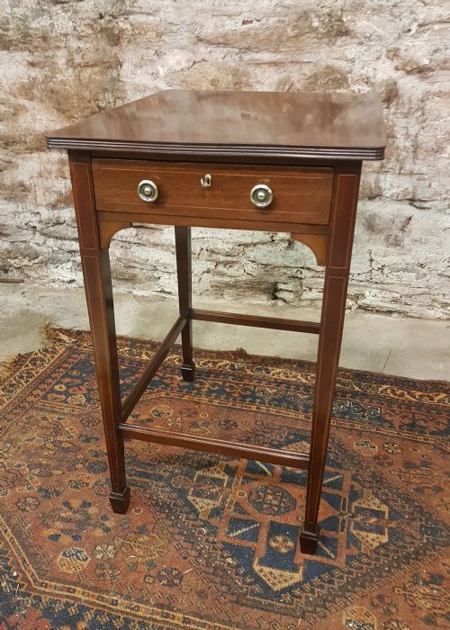 edwardian mahogany lamp table - CATEGORY: ANTIQUE FURNITURE - DATED EDWARDIAN