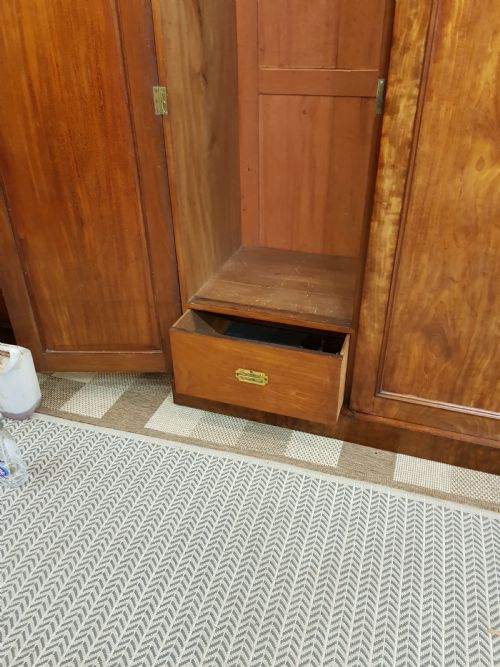 VICTORIAN MAHOGANY THREE DOOR WARDROBE - ADDITIONAL PHOTO 5