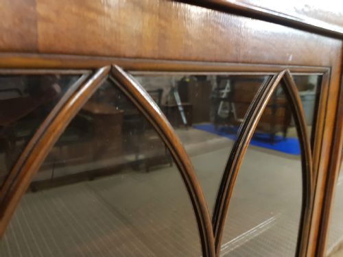 EDWARDIAN MAHOGANY FOUR DOOR BREAKFRONT BOOKCASE - ADDITIONAL PHOTO 5