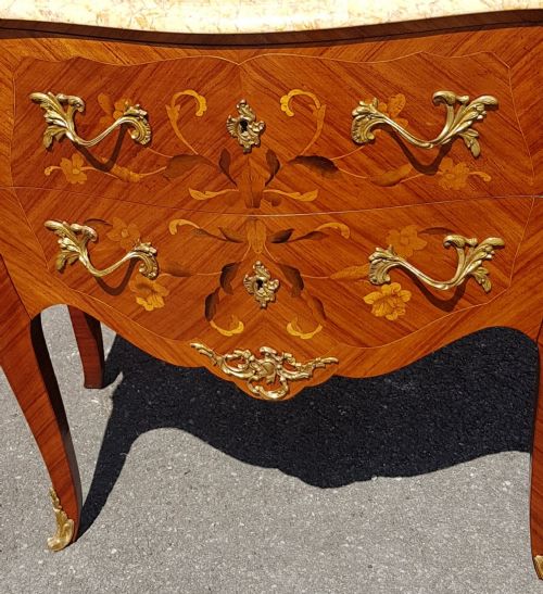 1920S FRENCH KINGWOOD COMMODE WITH ORMOLU MOUNTED MARBLE TOP - ADDITIONAL PHOTO 3