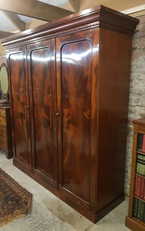 VICTORIAN FLAMED MAHOGANY THREEDOOR WARDROBE - ADDITIONAL PHOTO 1