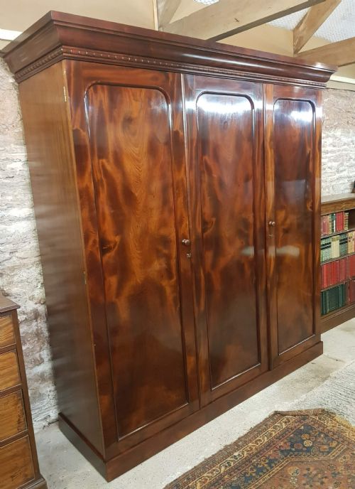 VICTORIAN FLAMED MAHOGANY THREEDOOR WARDROBE - ADDITIONAL PHOTO 2