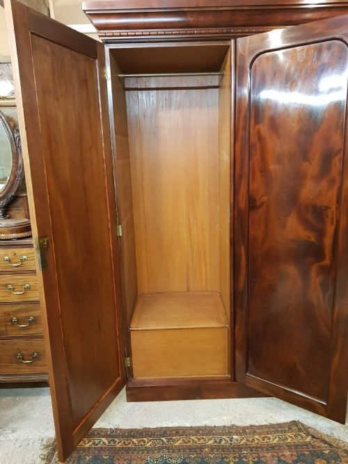 VICTORIAN FLAMED MAHOGANY THREEDOOR WARDROBE - ADDITIONAL PHOTO 3