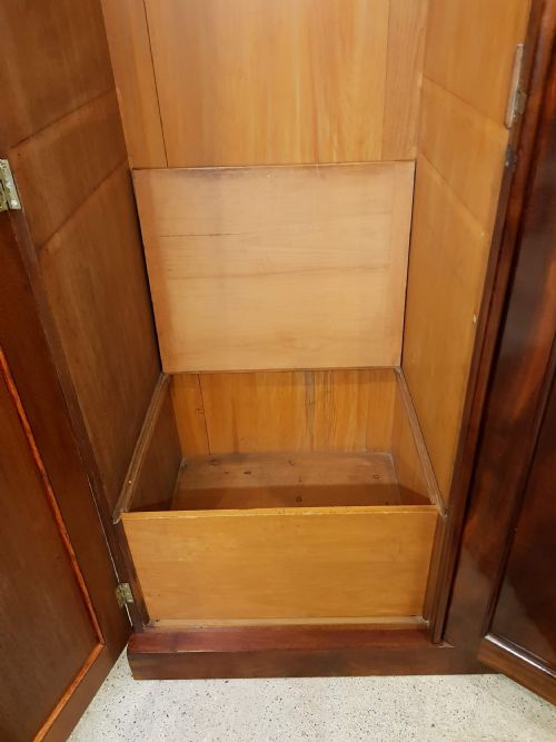 VICTORIAN FLAMED MAHOGANY THREEDOOR WARDROBE - ADDITIONAL PHOTO 4