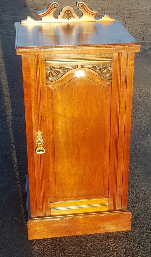 EDWARDIAN WALNUT BEDSIDE CABINET - ADDITIONAL PHOTO 2