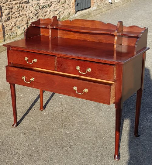 GEORGIAN STYLE MAHOGANY THREE DRAWER SIDE TABLE - ADDITIONAL PHOTO 5