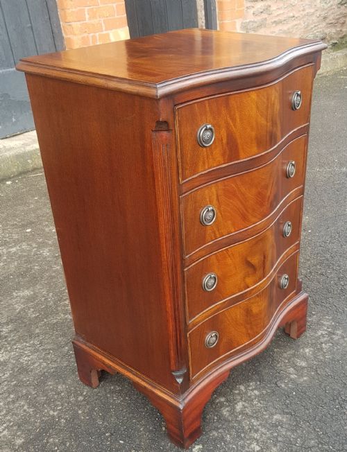1920s mahogany serpentine chest of drawers - CATEGORY: ANTIQUE CHEST OF DRAWERS - DATED 1920