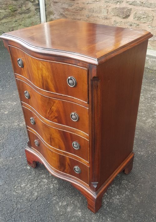 1920S MAHOGANY SERPENTINE CHEST OF DRAWERS - ADDITIONAL PHOTO 1