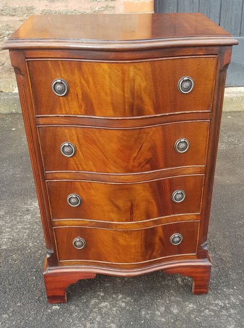 1920S MAHOGANY SERPENTINE CHEST OF DRAWERS - ADDITIONAL PHOTO 3