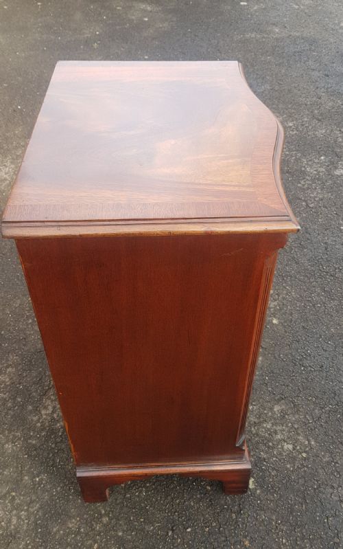 1920S MAHOGANY SERPENTINE CHEST OF DRAWERS - ADDITIONAL PHOTO 4