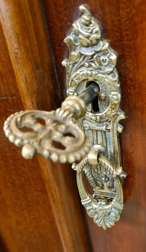 VICTORIAN MAHOGANY TWO DOOR WARDROBE - ADDITIONAL PHOTO 6