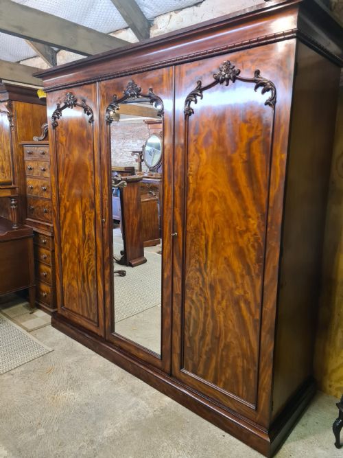 ANTIQUE VICTORIAN MAHOGANY THREE DOOR WARDROBE - ADDITIONAL PHOTO 2