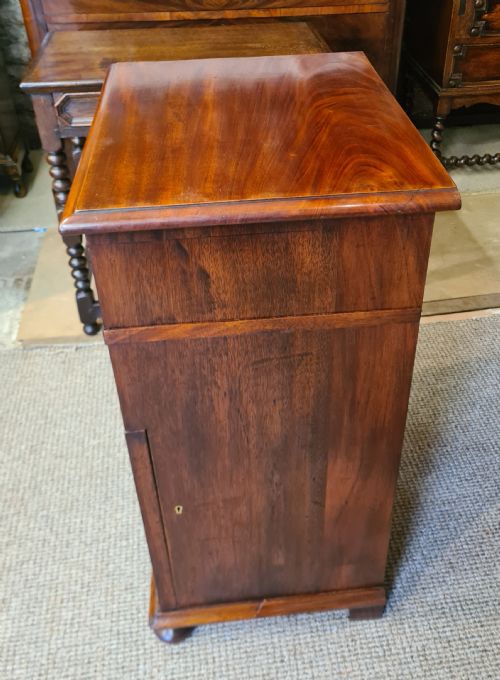 PAIR OF VICTORIAN MAHOGANY BEDSIDE CABINETS - ADDITIONAL PHOTO 6