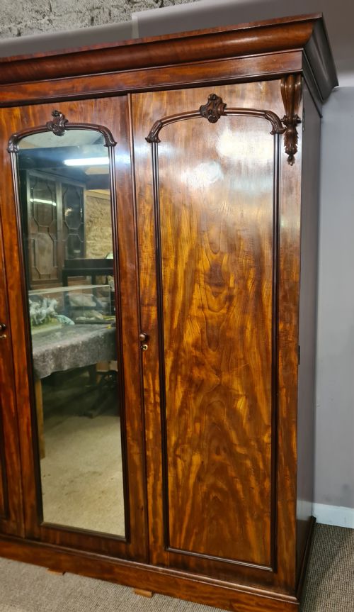 VICTORIAN FLAME MAHOGANY TRIPLE WARDROBE - ADDITIONAL PHOTO 7