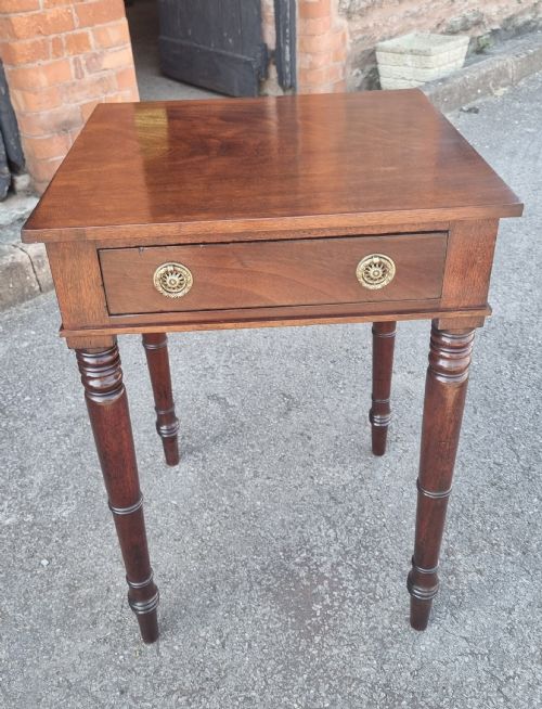 19TH CENTURY MAHOGANY SIDE TABLE OR LAMP TABLE