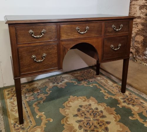 GEORGIAN STYLE EDWARDIAN MAHOGANY FIVE DRAWER KNEE HOLE DRESSING TABLE
