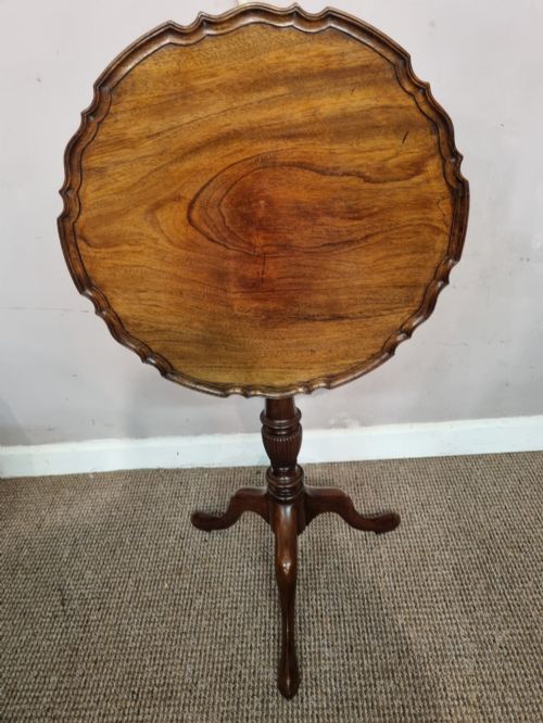 Georgian Mahogany Pie Crust Edge Tipping Top Table .