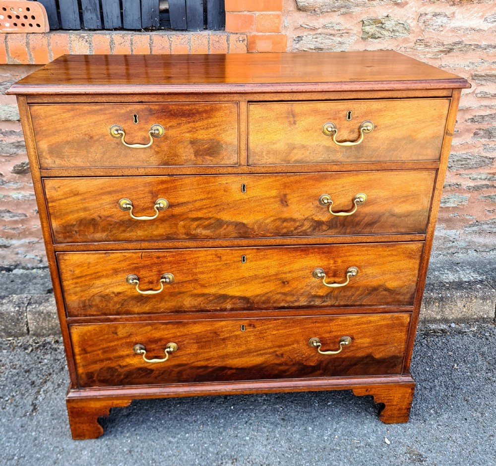 ANTIQUE GEORGIAN MAHOGANY CHEST OF DRAWERS. 