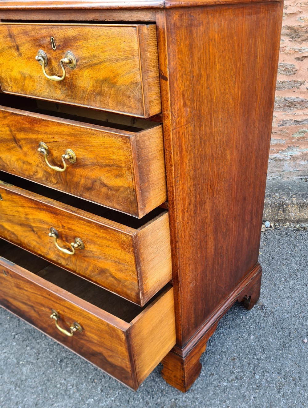 ANTIQUE GEORGIAN MAHOGANY CHEST OF DRAWERS.  View V