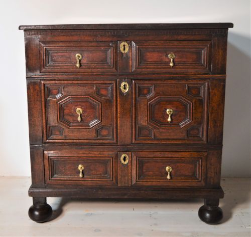 17th century oak chest of drawers - CATEGORY: ANTIQUE CHEST OF DRAWERS - DATED 17TH CENTURY