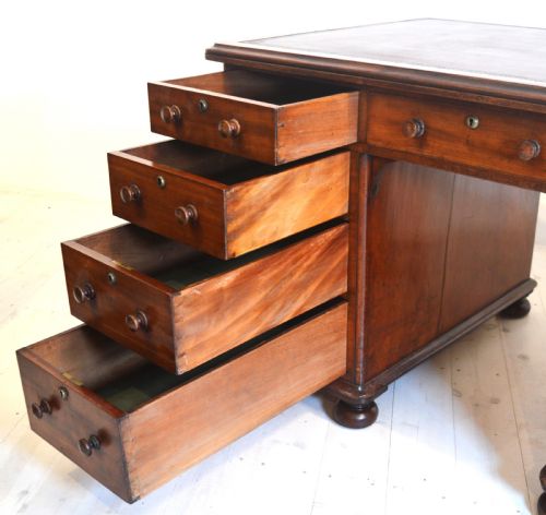 PEDESTAL DESK - ADDITIONAL PHOTO 3