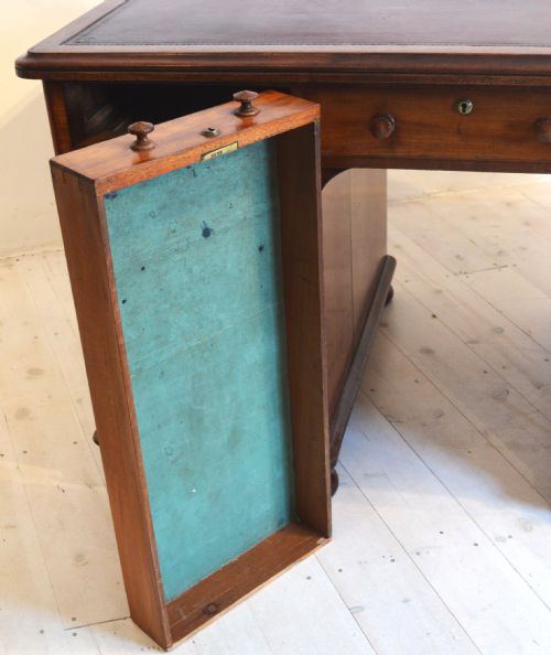 PEDESTAL DESK - ADDITIONAL PHOTO 4