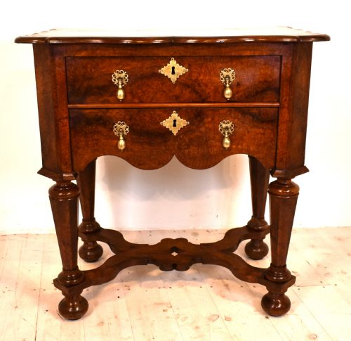dutch side table in amboyna - CATEGORY: ANTIQUE FURNITURE - DATED 1800